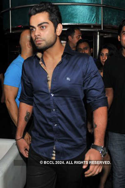 Yuvraj parties with friends!