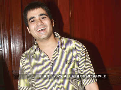 Jonqui performs at a bash