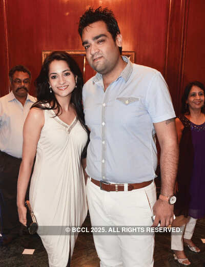 Jonqui performs at a bash