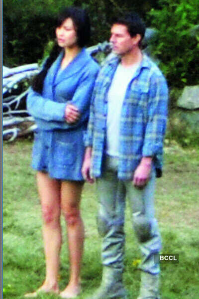 Tom Cruise caught kissing Bond Girl