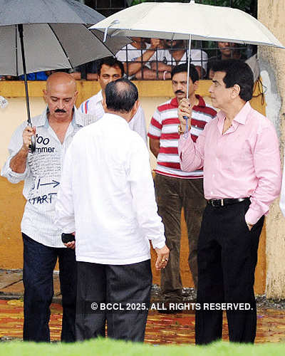 Rakesh Roshan and Jeetendra came to pay tribute to Bollywood superstar ...