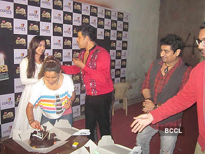 Ravi Kishen celebrates b'day on 'Jhalak..' set