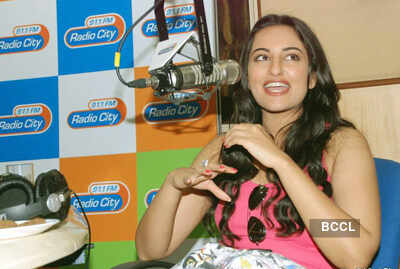 Sona promotes 'Joker' on radio