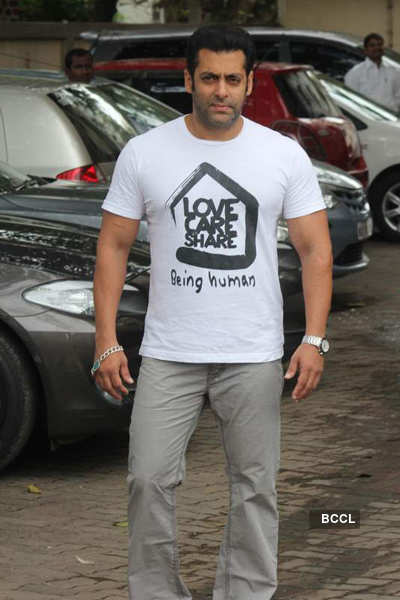 Salman greets his fans on Eid