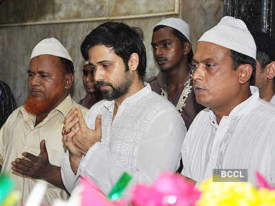 Emraan visits Mahim Darga on Eid