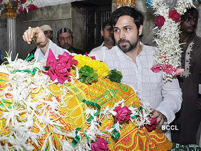 Emraan visits Mahim Darga on Eid