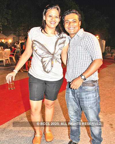 Dekho baarish ho rahi hai 