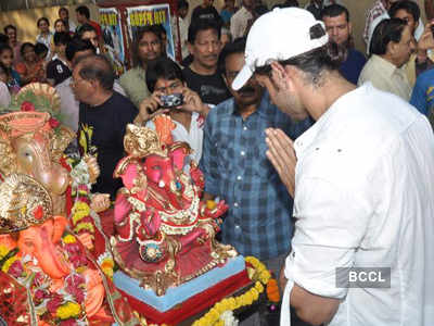 Hrithik & Suzanne @ Ganesh Visrajan