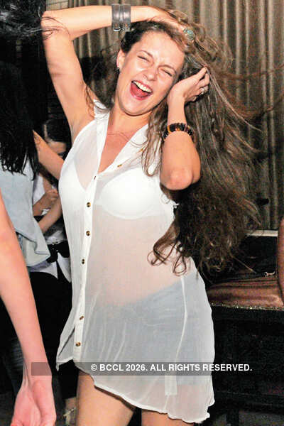 Girls love to groove