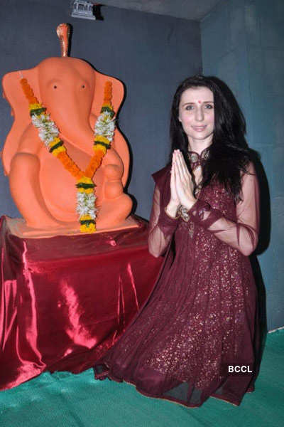 Claudia prays to Ganesha