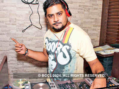 Hiten Pawar performs at Cocoa