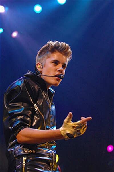 Justin Bieber pukes on stage