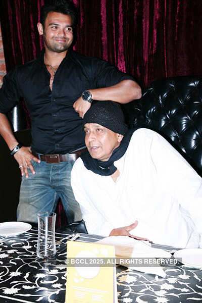 Mithun spotted in restaurant