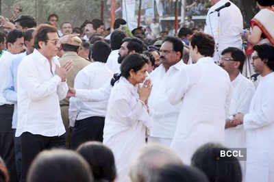 Bal Thackeray's funeral procession