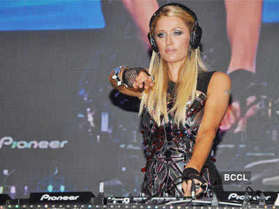 Paris Hilton turns a perfect DJ
