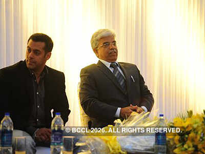 Salman meets Delhi Police martyr's kin