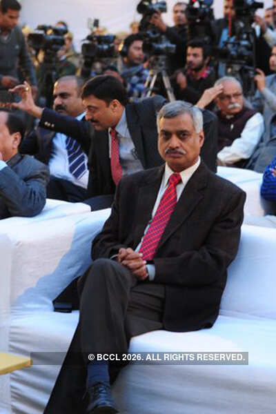 Salman meets Delhi Police martyr's kin