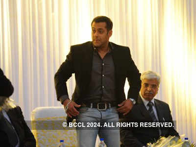 Salman meets Delhi Police martyr's kin