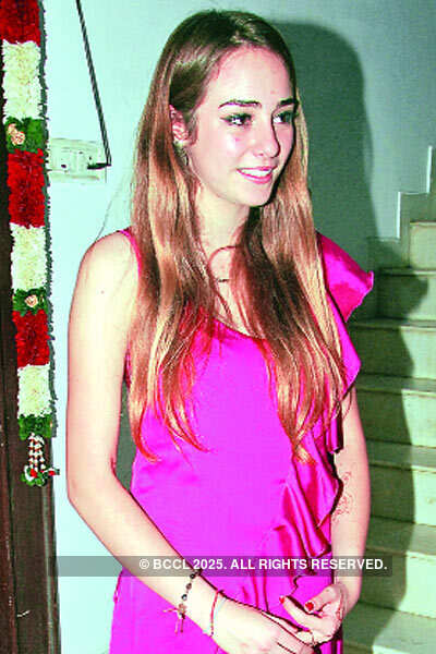 Mamta, Manish Jaiswal's Christmas party