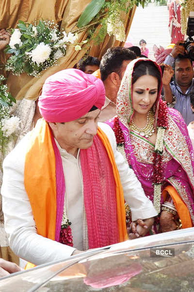 Akshay Kumar&#39;s sister Alka Bhatia with her groom Surendra Hiranandani during their wedding ceremony, held at Four Bungalow Gurudwara in Mumbai on December 23, 2012.