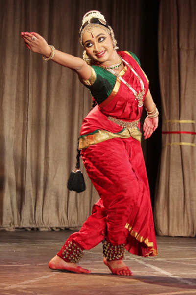 Apoorva performs Bharatanatayam