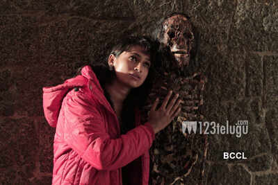 'Iddaru Bhamala Kougililo'