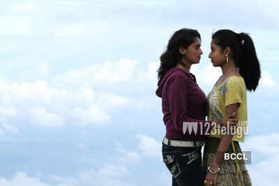 'Iddaru Bhamala Kougililo'