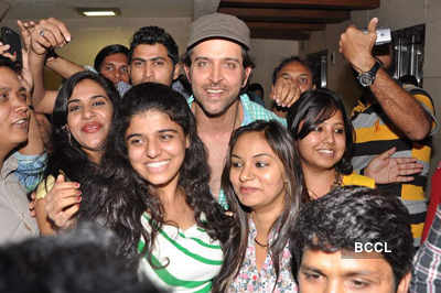 Hrithik celebrates b'day with media!