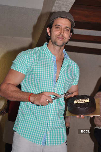 Hrithik Roshan Thanking The Fans During His B'day Celebrations, Held In ...