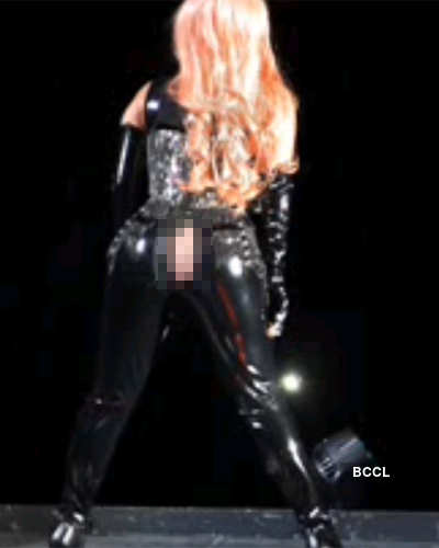  Lady Gaga suffers wardrobe malfunction
