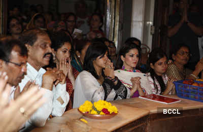 Sunny performs aarti at a temple!