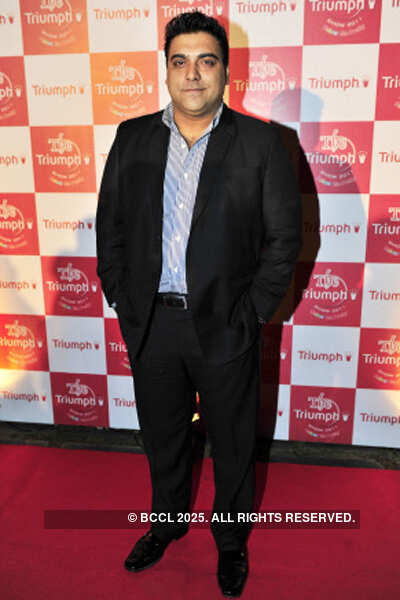 Ram Kapoor kisses Manoj Tiwari