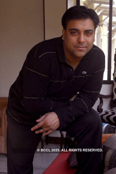 Ram Kapoor kisses Manoj Tiwari