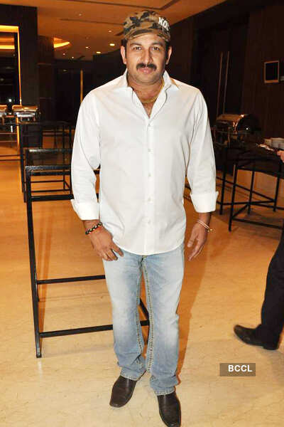 Ram Kapoor kisses Manoj Tiwari