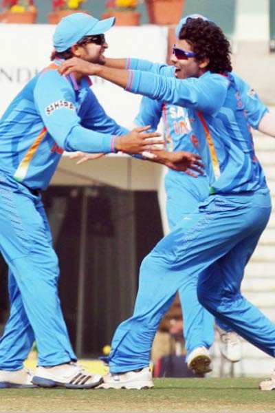 India win third ODI by seven wickets