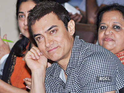 Aamir Khan @ KEM Hospital
