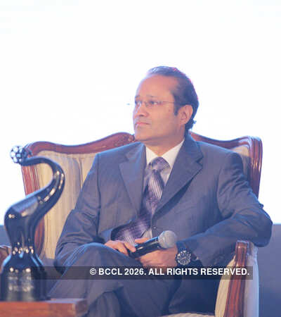 SRK unveils 'TOIFA' trophy