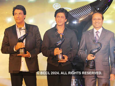 SRK unveils 'TOIFA' trophy