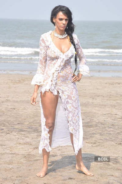 Judi Shekoni in skimpy outfit on Mumbai beach