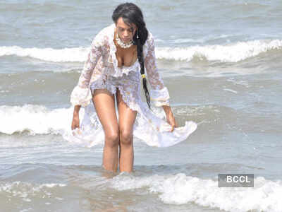 Judi Shekoni in skimpy outfit on Mumbai beach