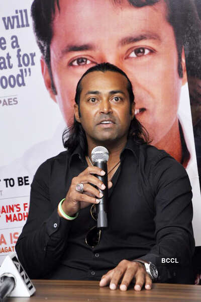 Leander attends mag launch