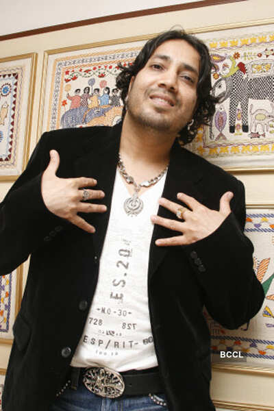 Mika Singh detained by customs