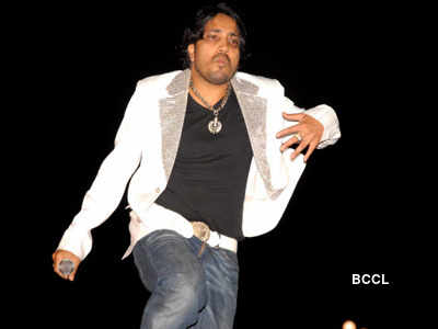 Mika Singh detained by customs