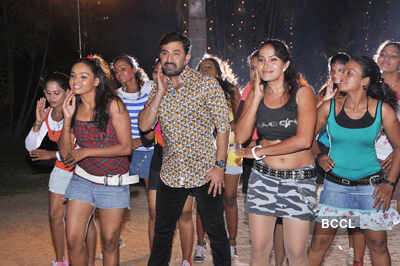 On the sets: 'Onbadhula Guru'