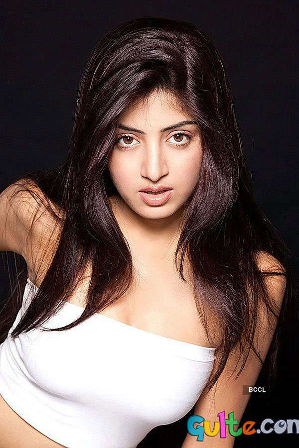 Super-sexy Poonam Kaur strikes a pose during a hot photoshoot.