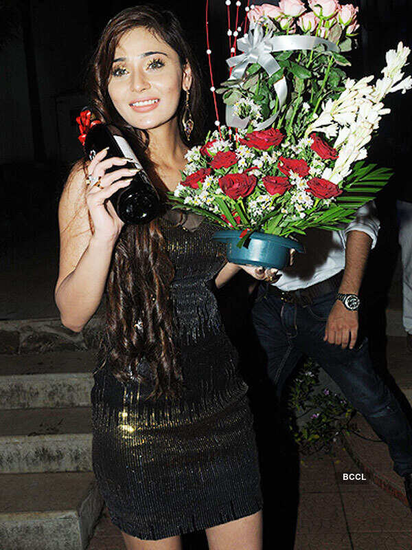 Sara Khan turns item girl