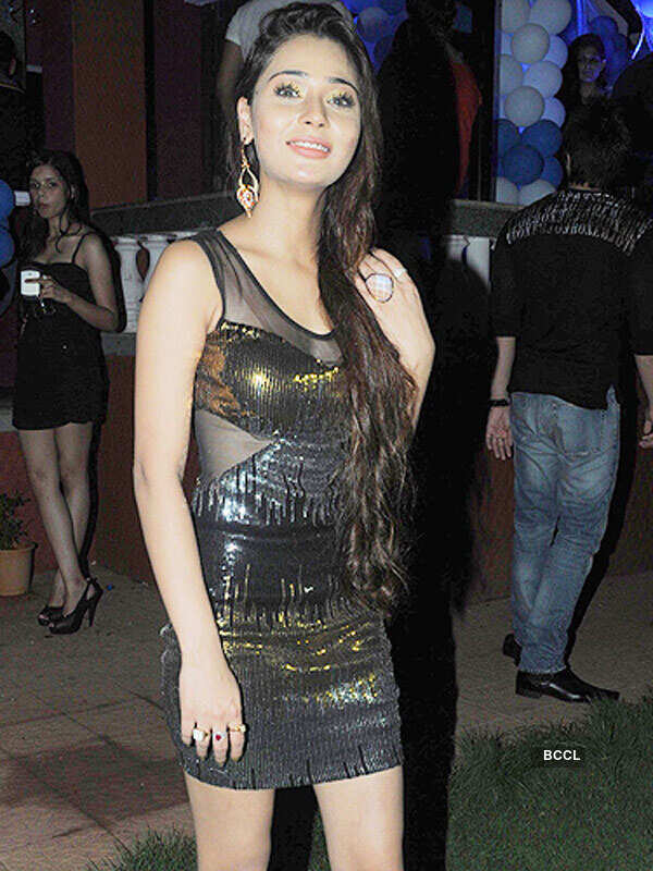 Sara Khan turns item girl