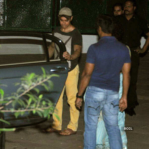 Celebs visit Dutt residence 