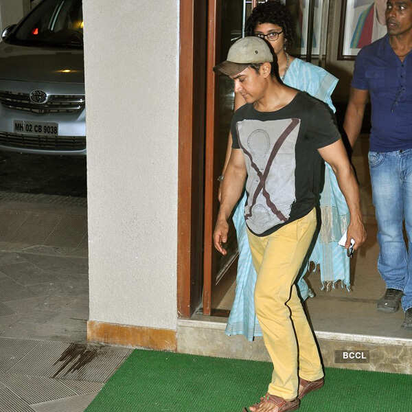 Celebs visit Dutt residence 