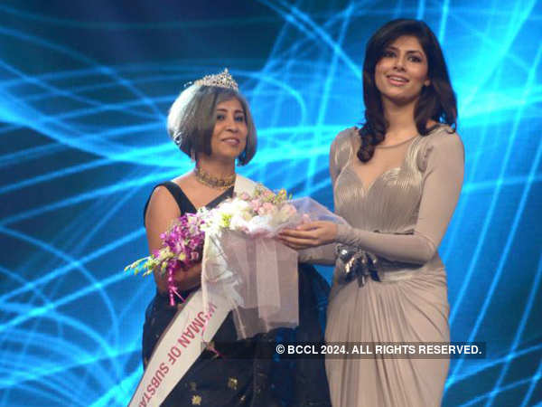 Godrej Eon Woman of Substance in association with Pond’s Femina Miss India 2013 winner is Urmi Basu. Miss India World 2012, Vanya Mishra presented the award to Urmi Basu.